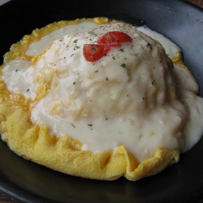 ふわふわオムライス（ホワイトソース）(うぶこっこ家 （ウブコッコヤ）)