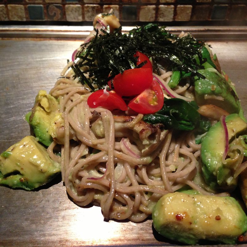 豚肉のアボカド黒焼きそば (京ちゃばな)