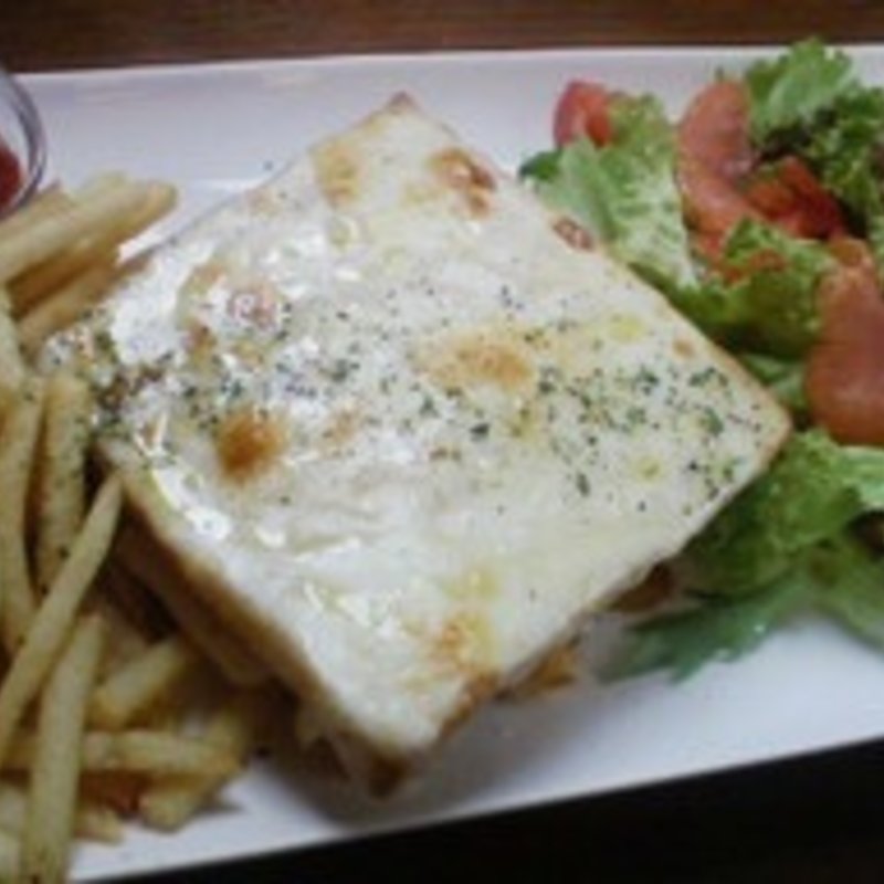 クロックムッシュ＆フライドポテト＆サラダ ( TOLO COFFE&BAKERY(トロ コーヒーアンドベーカリー))