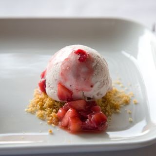 Strawberry Ice Cream with Graham Crackers(RIVER CAFE)