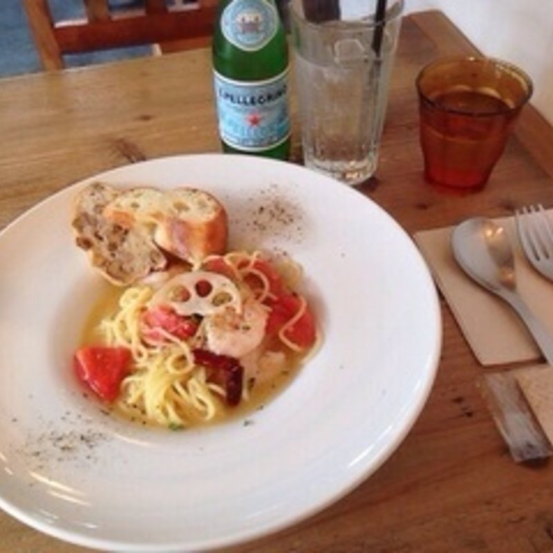 エビとフレッシュトマトのペペロンチーノ&サンペレグリノ ( TOLO COFFE&BAKERY(トロ コーヒーアンドベーカリー))