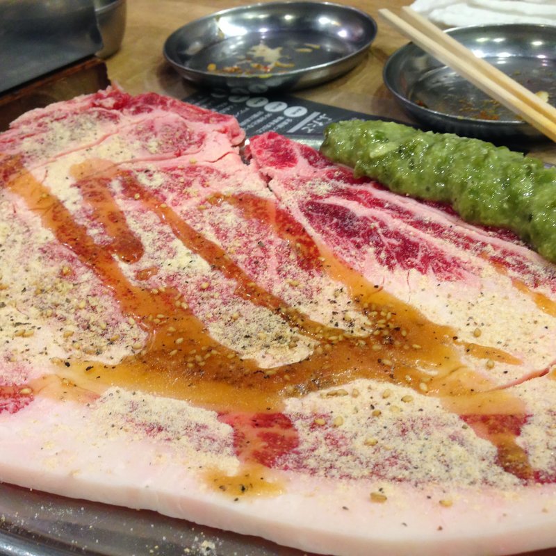 はみ出るカルビ （塩）(大阪焼肉・ホルモンふたご 中目黒本館)