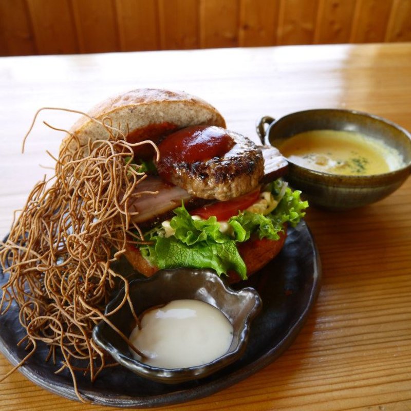 サーロインハンバーグバーガー(郷のパン工房 GLANz Mut そばの実カフェ （サトノパンコウボウ グランツムート ソバノミカフェ）)