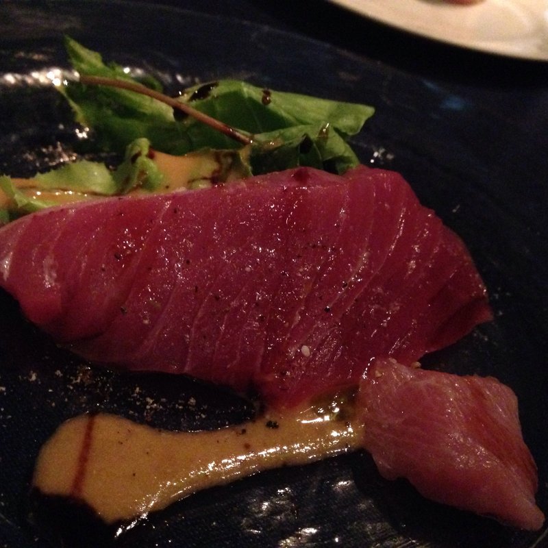 中トロ、かまトロのサラダ(ikra （いくら）)