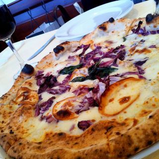 紫キャベツとスカモルツァのピザ(ピッツェリア・トラットリア・ナプレ 東京ミッドタウン店 （Pizzeria Trattoria Napule）)