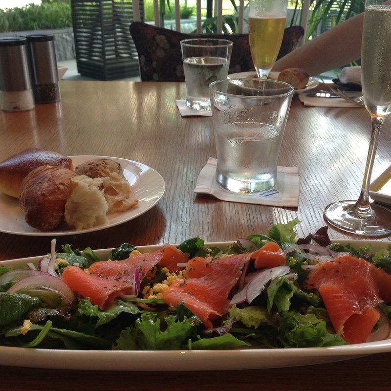 サーモンサラダ(GRAND KITCHEN パレスホテル東京)