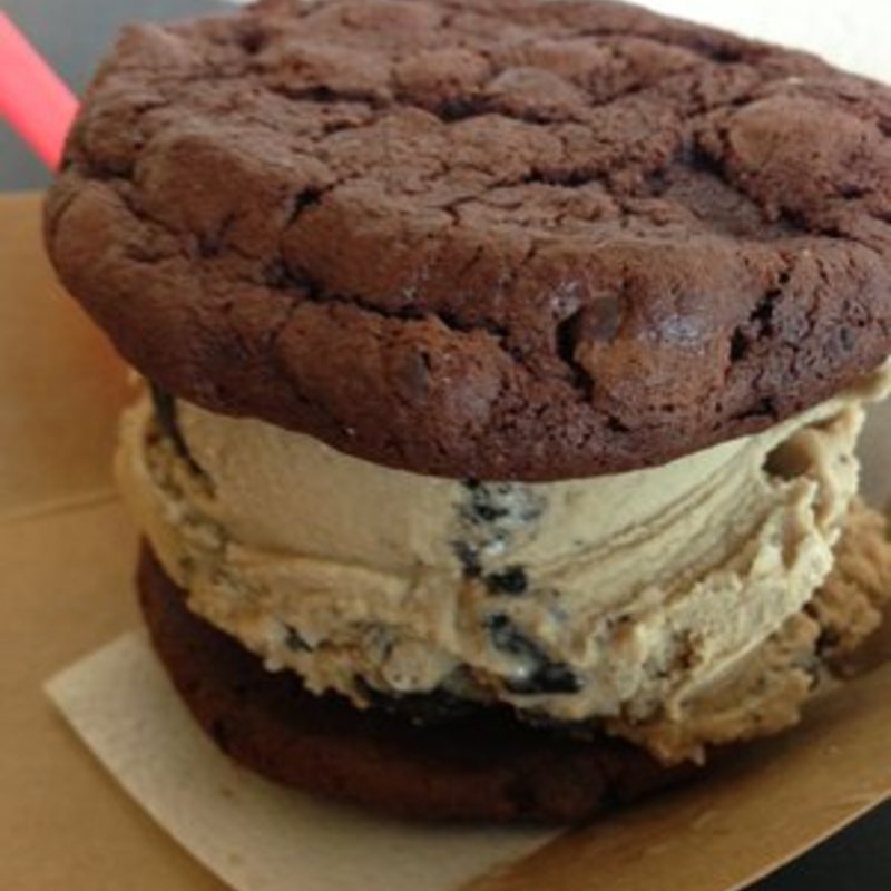 Coffee Oreo ice cream wdouble chocolate cookies(The Coolhaus Shop)