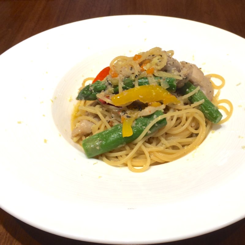 レモンバジルチキンとアスパラのペペロンチーノ(アルタビスタガーデン)