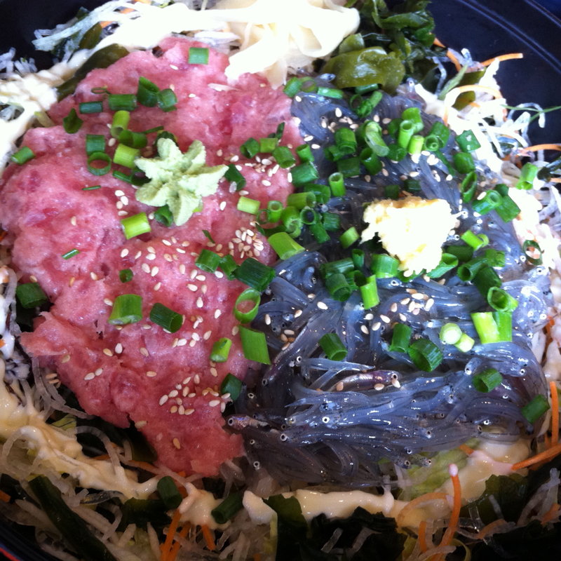 生しらすネギトロ丼(しらす問屋とびっちょ 江の島弁財天仲見世通り店)