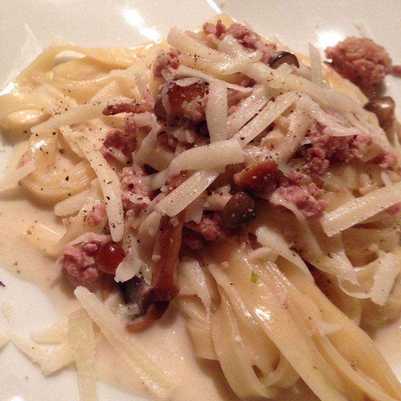 鶏とポルチーニ茸のクリームソースフェットチーネ(ヌーボラ)