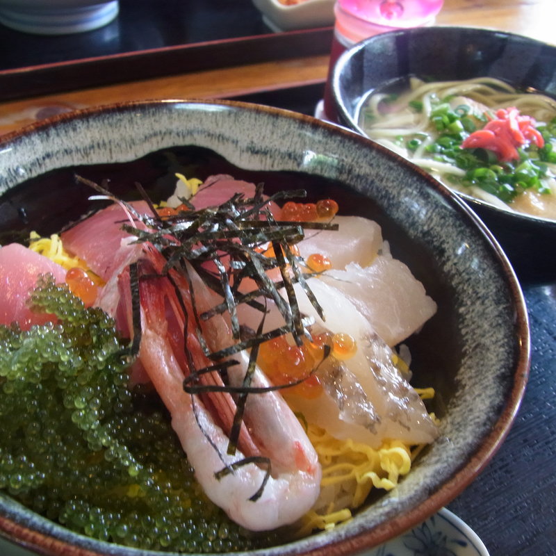 海鮮丼と宮古そばのセット(あぱら樹)