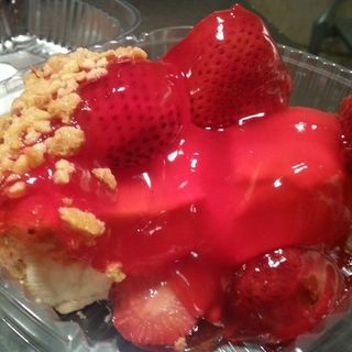 regular cheesecake with strawberries(JUNIOR'S RESTAURANT)