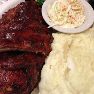 Bbq ribs and chicken with mash and coleslaw(JUNIOR'S RESTAURANT)