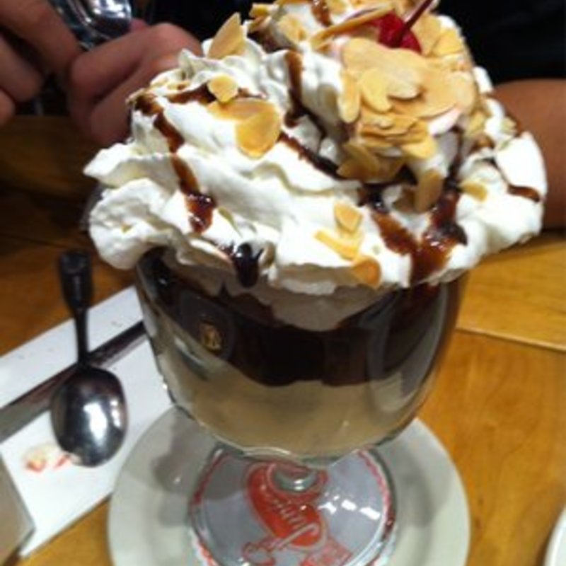 mountain high sundae(JUNIOR'S RESTAURANT)