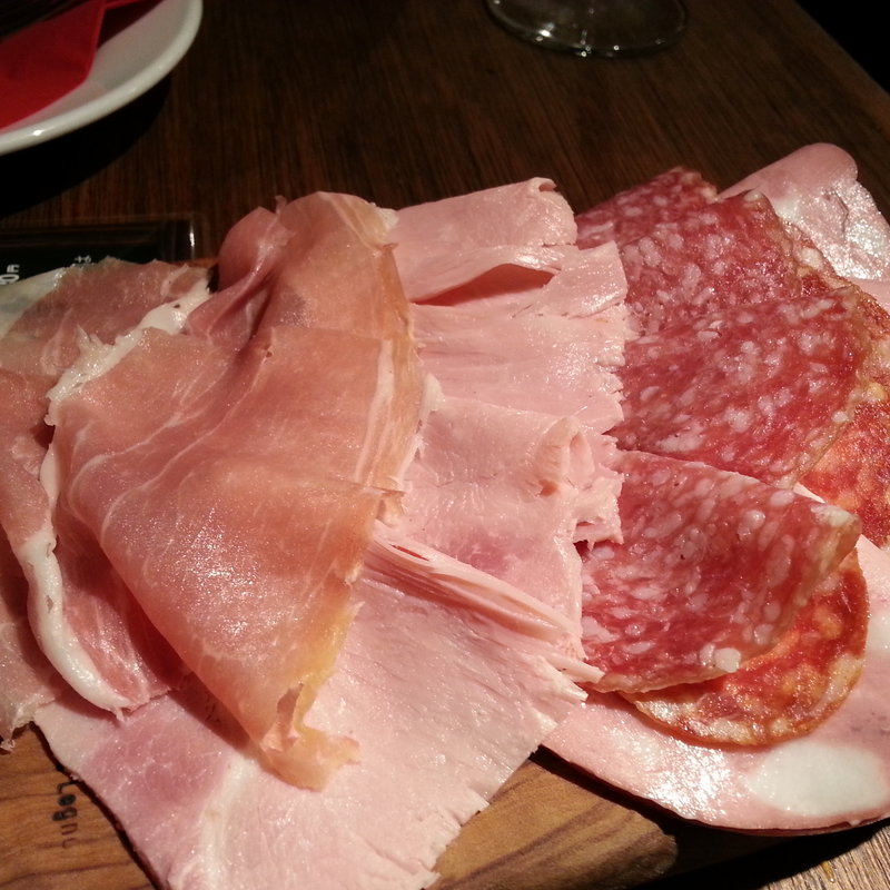 ハムとサラミの盛り合わせ　アフェッタートミスト(Vinoteca Messina)