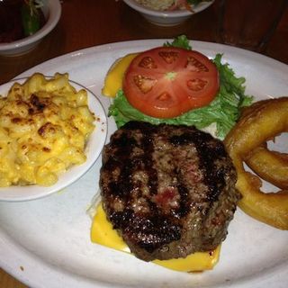 Cheese burger with Mac and cheese(JUNIOR'S RESTAURANT)
