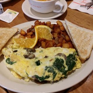 Spinach and mushroom omelette with white toast, home fries(JUNIOR'S RESTAURANT)