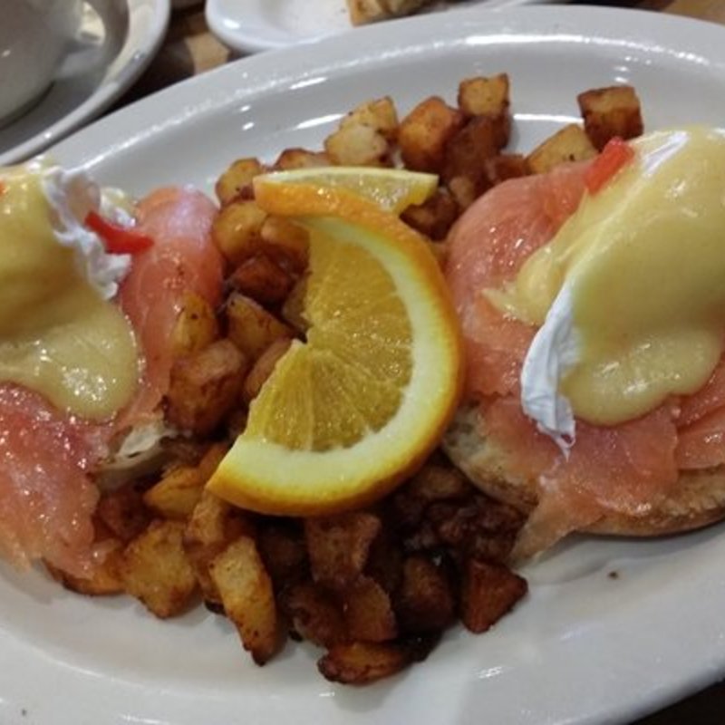 Eggs benedict with salmon(JUNIOR'S RESTAURANT)