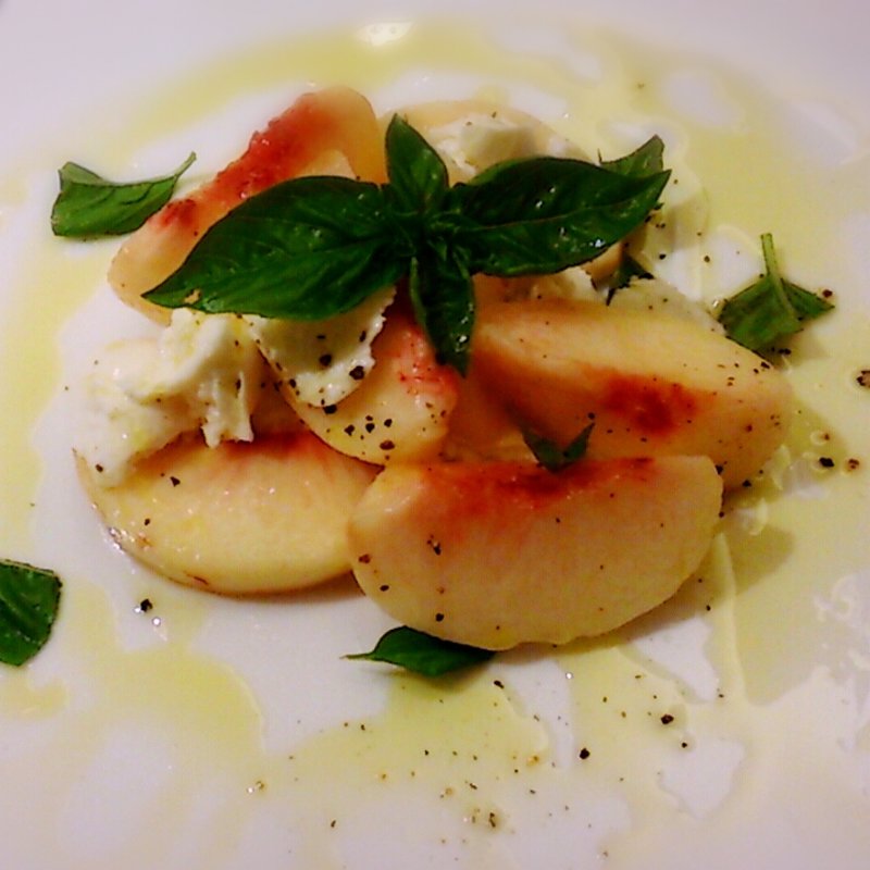 桃とモッツァレラチーズのカプレーゼ(Trattoria l'amante izumi)