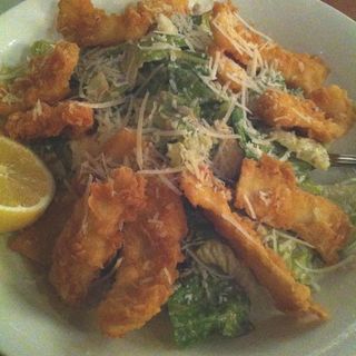 CAESAR SALAD WITH CRISPY CHICKEN(Tony Roma's Ribs, Seafood and Steaks)