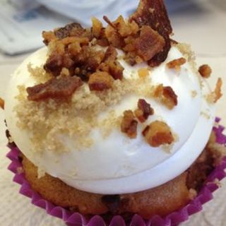 Maple Bacon cupcake(Let Them Eat Cupcakes)