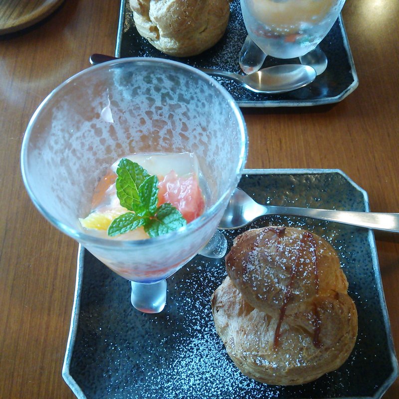 グレープフルーツゼリーとキャラメルシュークリーム(Cafe Cocorotte)