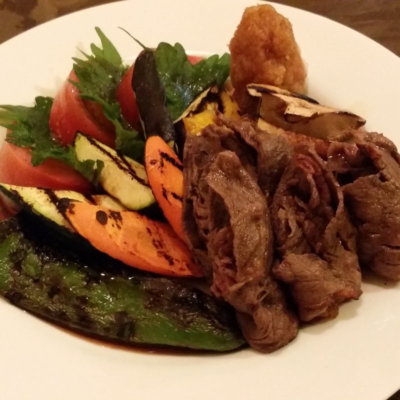 神戸牛ロースの焼きシャブと彩り野菜の炭焼きサラダおろしソース(はしもとや 肉食店)