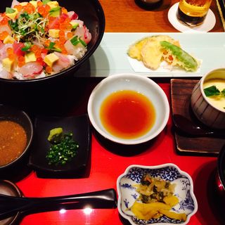 彩り海鮮丼(九州の旬 博多廊 福岡本店 （はかたろう）)