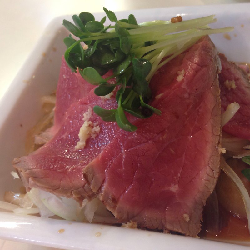 牛たたき(浅草 ホッピー通り 居酒屋どん)