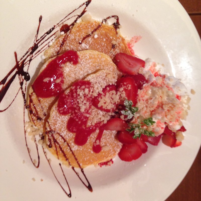ストロベリー・ホイップクリーム＆マカダミアパンケーキ(グレービーソース （GRAVY SAUCE）)