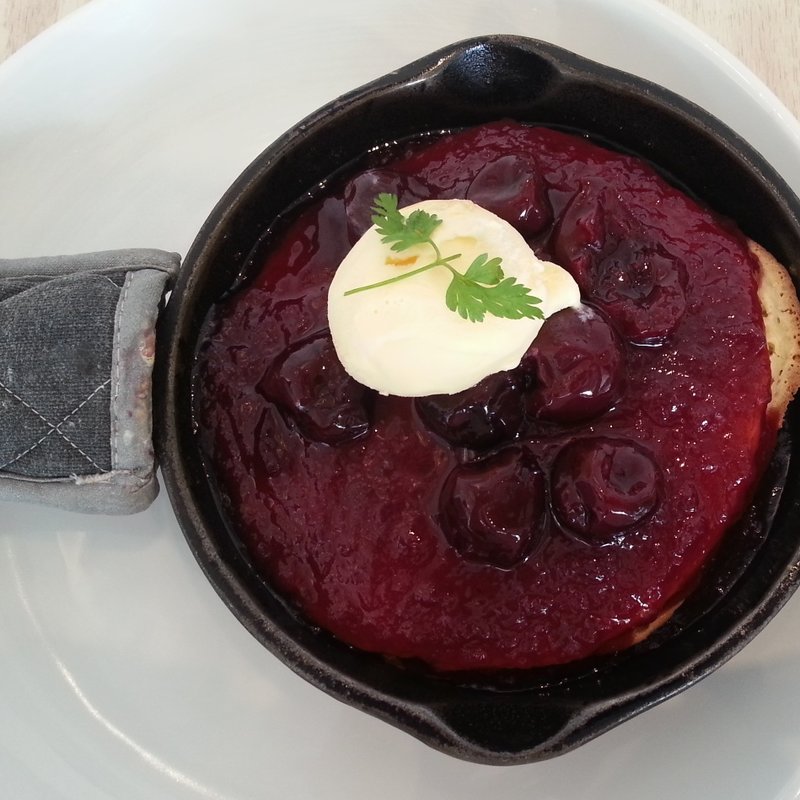 チェリーコンポートとバニラアイスクリームの窯出しフレンチパンケーキ(パンケーキ専門店 Butter 横浜ベイクォーター)