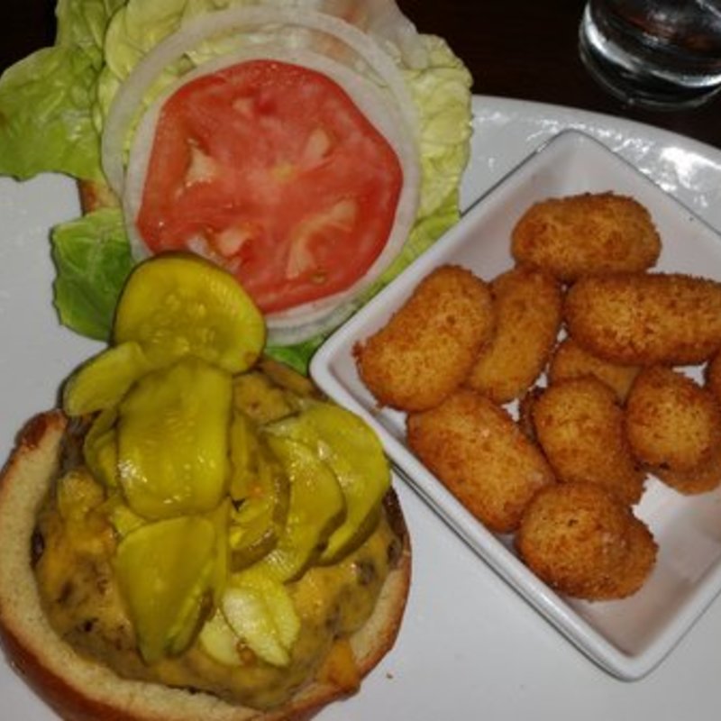 Classic Cheese Burger and Cheddar Tots(FIVE NAPKIN BURGER)