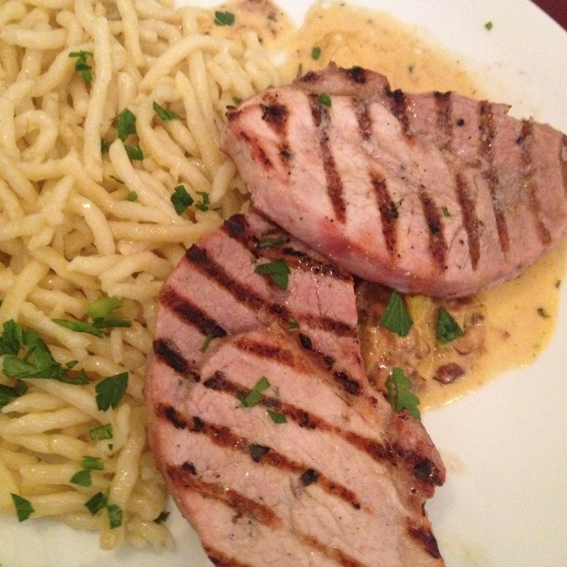 豚肉のグリル パスタ添え(Cafe Knösel)