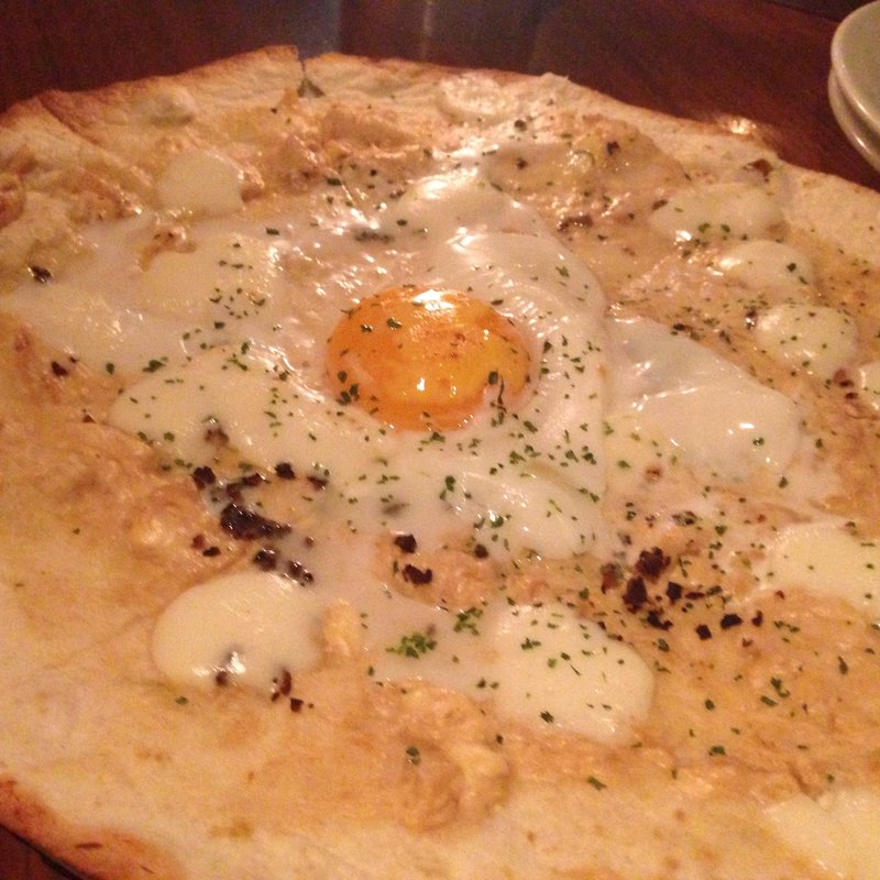 キャラメルオニオンとクリームチーズピザ(マーサーブランチテラスハウス)