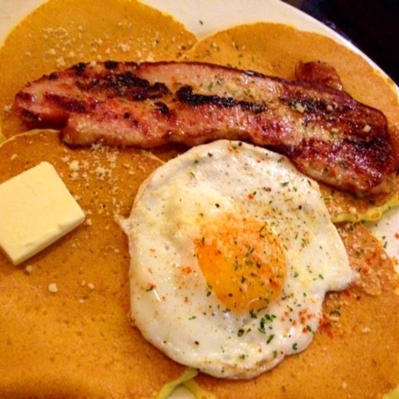 ジューシーベーコンエッグパンケーキ(Cafe Matilda)