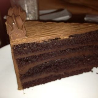 7 layer chocolate cake(FIVE NAPKIN BURGER)