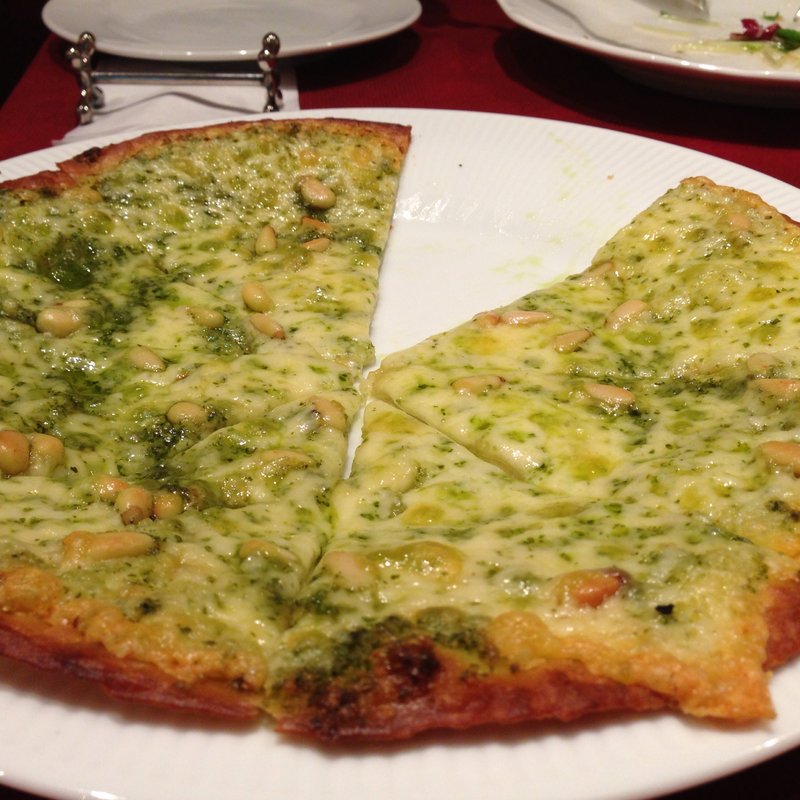 松の実とバジルのうす皮ピザ(レストラン ミモザ)