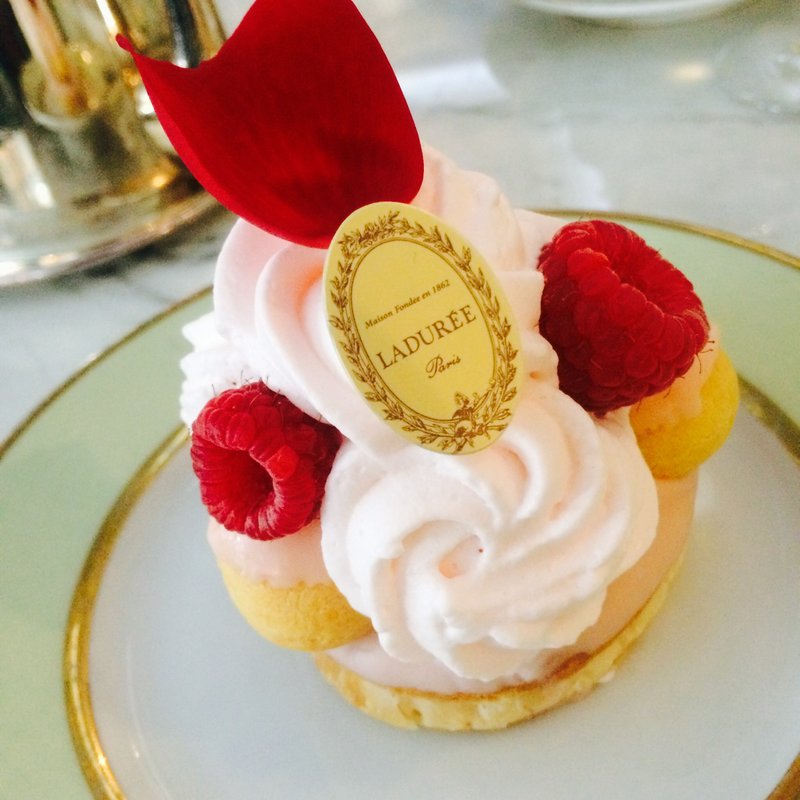 バラのシュークリーム(Ladurée　銀座店)