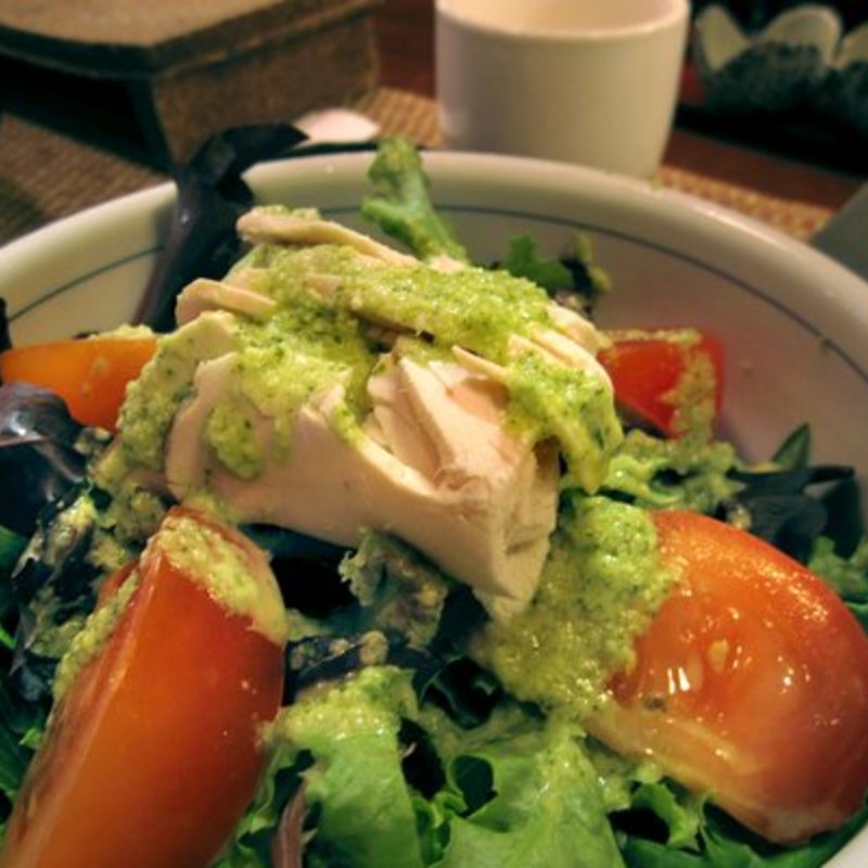 Totto salad (mixed lettuces, tomato and chicken breast, with shiso dressing)(Yakitori Totto)