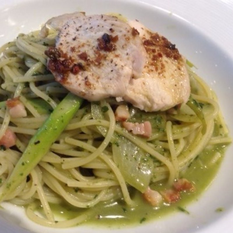 グリンアスパラガスの入ったジェノベーゼ　鶏のローストを添えて(ターナ ラ テラッツァ （Tana La Terrazza）)