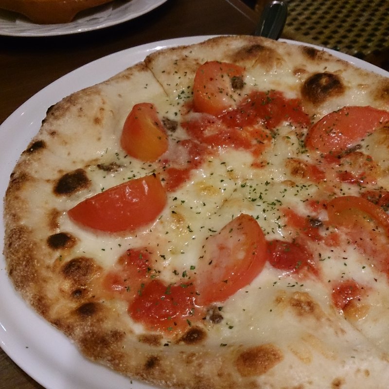 アンチョビとトマトのピッツァ(武蔵小杉バール・デルソーレ)