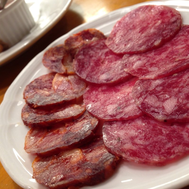 イベリコサルシチョンとチョリソの盛合せ(CIRCULO 丸の内)