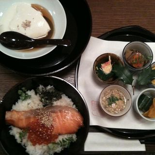 焼き鮭といくらの親子飯(日本の旬の味 百膳)