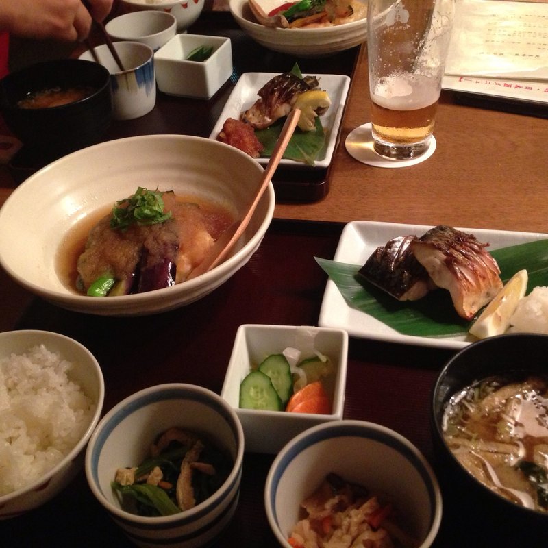 本日の揚げ物と本日の焼魚定食(大かまど飯 寅福 青山本店)