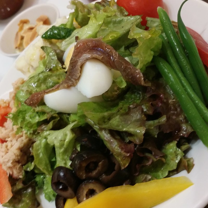 スペイン風具たくさんサラダ(スペイン料理＆バル ローザ・ローハ)