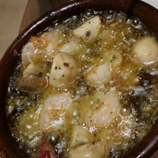 小海老とマッシュルームのアヒージョ(スペイン料理＆バル ローザ・ローハ)