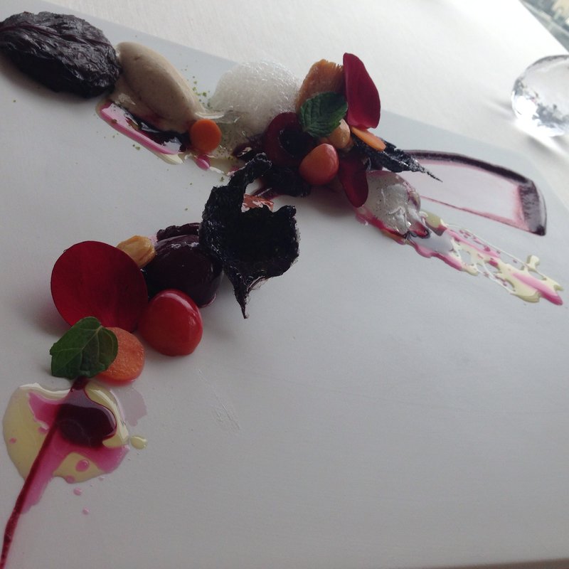 チェリーとパイとジェラートの一皿(エスキス （ESqUISSE）)