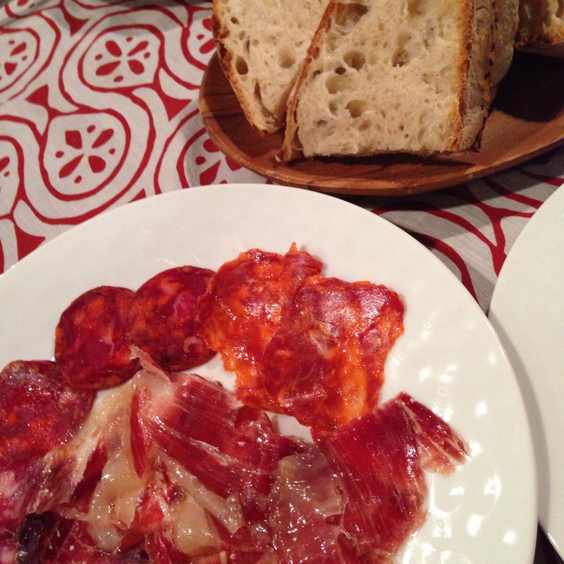 生ハム盛り合わせ＆釜焼きガリシア風パン (アエスピリトロンパ （A ESPIRITROMPA）)