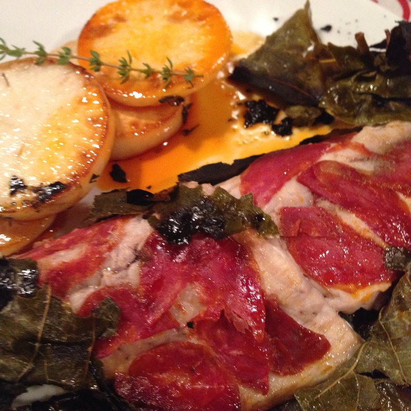 サバ、ブドウの葉包み焼き (アエスピリトロンパ （A ESPIRITROMPA）)