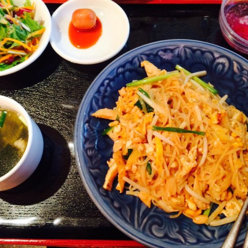 タイ風チキンパッタイ(タイ・エラワン )